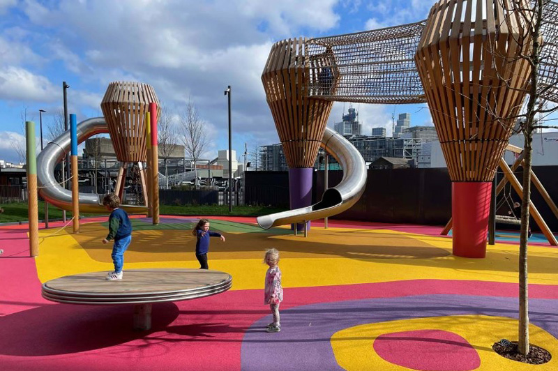 Новая детская площадка и парковая зона в Battersea Power Station на берегу Темзы